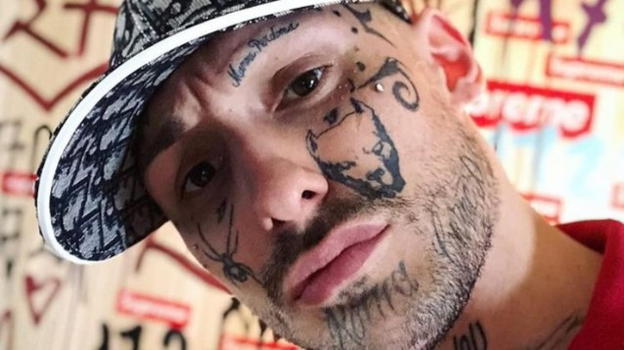 Picchia la fidanzata con una spranga di ferro: arrestato il rapper romano 1727Wrldstar