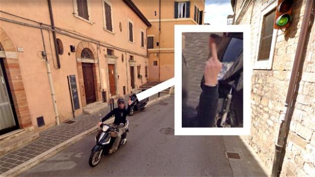 Perugia, fa il dito medio al mezzo di Google Maps e diventa virale