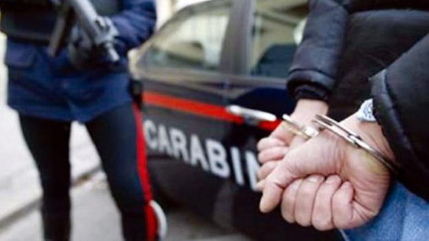 Brindisi, donna aggredita a colpi di martello e uccisa: arrestati padre e figlio