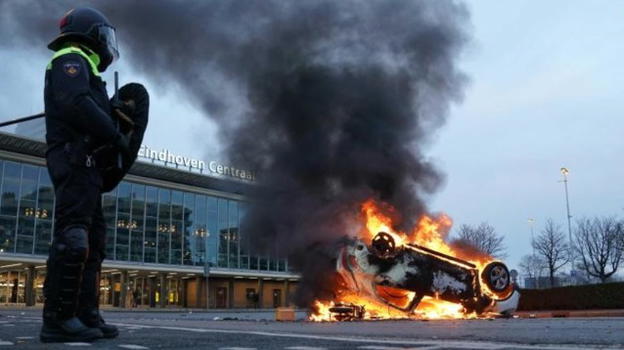 Olanda, scoppia la rabbia contro l’introduzione del coprifuoco: violente proteste a Rotterdam
