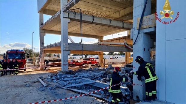 Brindisi, crolla il solaio in costruzione di una concessionaria: morti e feriti sotto le macerie