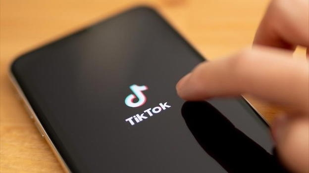 Proponeva challenge pericolosa su TikTok: denunciata per istigazione al suicidio una 48enne siciliana