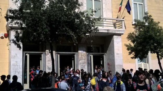 "C’è un ragazzo positivo a scuola": assembramenti e caos davanti alla media Quinto Ennio a Lecce