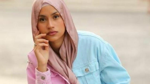 Chi è l’influencer musulmana che insegna i precetti islamici ai suoi follower