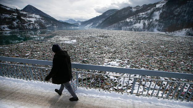Serbia, disastro ambientale nel lago Potpecko: colmo di rifiuti