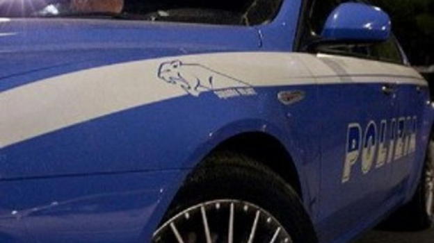 Brindisi, lancio di pietre contro alcune abitazioni in pieno centro: interviene la Polizia