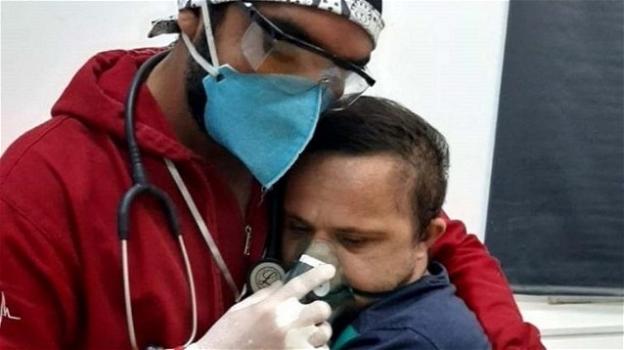Brasile: l’abbraccio dell’infermiere al paziente Covid con sindrome di Down diventa virale