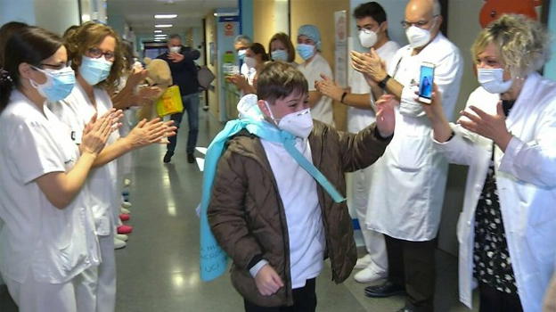 Spagna, bimbo di 10 anni guarisce dal Covid dopo 11 giorni di terapia intensiva, i medici: "E il nostro eroe!