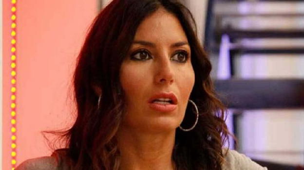 Elisabetta Gregoraci non ne può più: dietro le quinte la show-girl irritata e insofferente