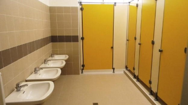 Bambina di 9 anni tenta di impiccarsi nel bagno della scuola: salvata dalle maestre