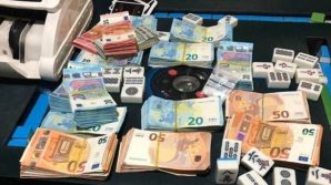 Bisca clandestina in un appartamento: la Polizia irrompe in casa, cinque denunce