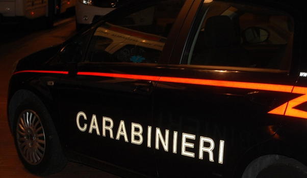 Ragazzi festeggiano un compleanno mentre la nonna dorme: arrivano i carabinieri, 17 sanzioni
