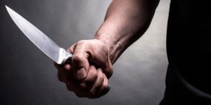 Torino, un artigiano di 54 anni minaccia con un coltello la moglie davanti agli occhi della figlia di 7 anni