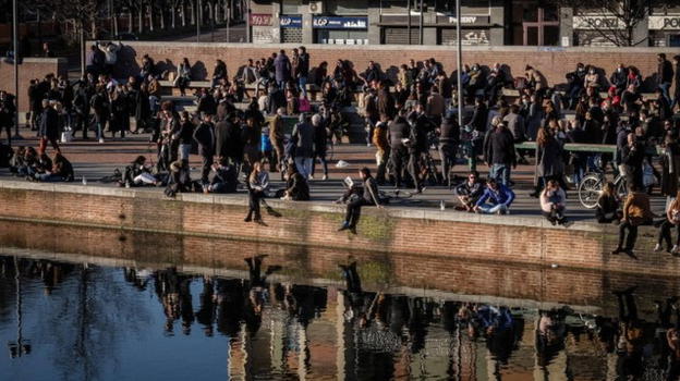 Covid-19, allarme assembramenti in tutta Italia: folla in strada e feste abusive nel weekend