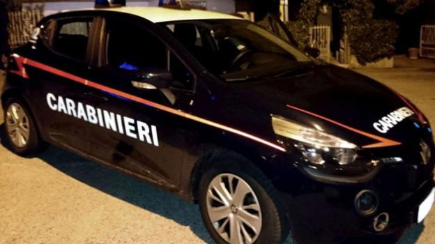 Festa abusiva in un pub con 200 giovani: i carabinieri multano 155 persone