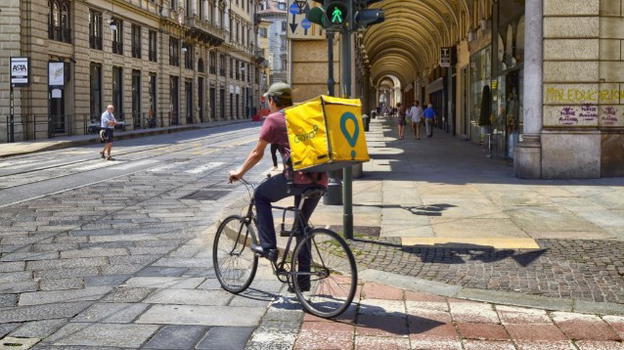 Montecatini, rider falciato da un’auto per una consegna: lavorava per 15 euro a sera
