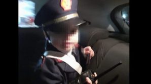 Il piccolo Davide poliziotto per un giorno dopo una battaglia