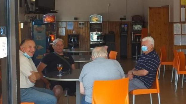 Positivo al Covid-19 va al bar come se nulla fosse e si siede con altre persone: denunciato 61enne