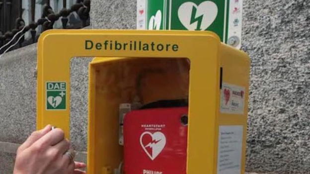 Prende il defibrillatore del supermercato per tentare di salvare un passante, l’uomo viene denunciato