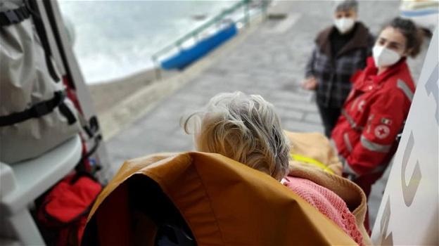 Cava de’ Tirreni, nonnina guarisce da Covid e chiede di vedere il mare: i volontari della Croce Rossa l’accontentano
