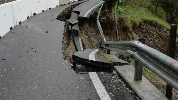 Si stacca un masso dalla montagna: 68enne muore schiacciato nella sua auto