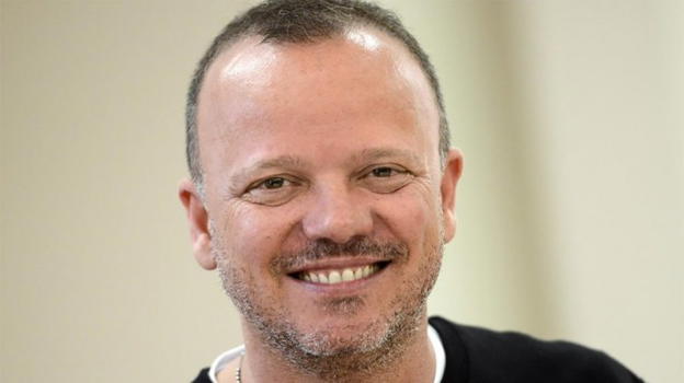 Gigi D’Alessio fidanzato con una fan più giovane di lui: l’indiscrezione