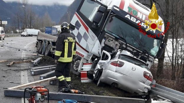 Belluno, auto finisce sotto un Tir: conducente morto incastrato tra le lamiere