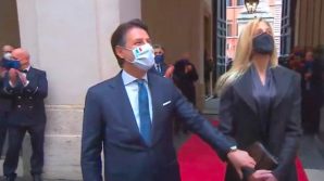 Conte lascia Palazzo Chigi tra gli applausi