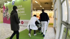 Dramma a Napoli: anziano muore per un malore mentre aspetta di fare il vaccino