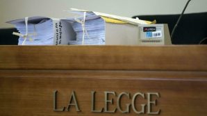Tre anni di indagini e quattro di processo per un furto di pantofole al centro commerciale