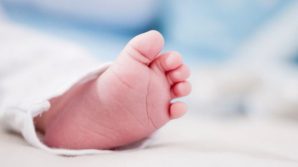 Regno Unito, bimbo di 1 anno muore per trauma cranico: arrestati genitori adottivi