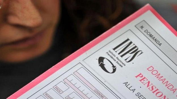 Pensioni casalinghe, anche nel 2021 si esce dai 57 anni: i requisiti per fare domanda