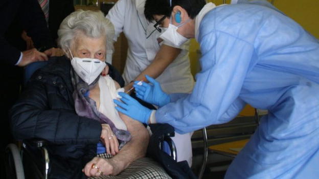 Cremona: nonna Alma Lucia, 107 anni, è la prima over 80 ad aver ricevuto il vaccino anti-Covid