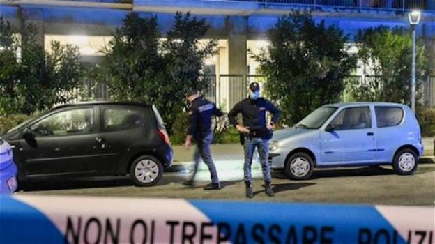 Notte di sangue a Milano: 45enne deceduto dopo aver aggredito i poliziotti, un agente ha sparato