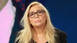 La fake-news sulla morte del marito di Mara Venier fa infuriare la conduttrice