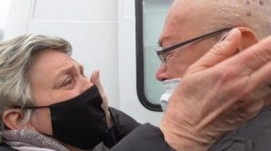 Corbetta, nonno Giuseppe sconfigge il Covid e torna a casa: l’abbraccio con la moglie diventa virale