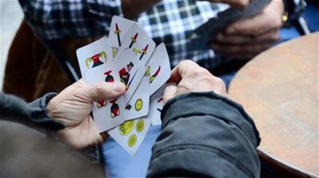Avventori giocano a carte in un bar, intervengono i carabinieri: locale chiuso e multa per tutti