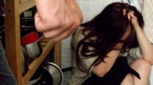 Padre stupra la figlia di 15 anni per