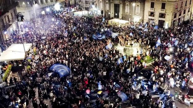 Napoli, caos e assembramenti in centro: insulti anche ad una volante della Polizia