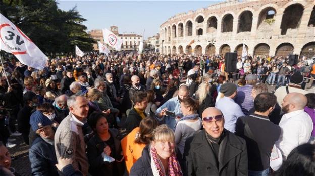Verona: in 300 alla manifestazione no vax, “Abbracciamoci tutti”