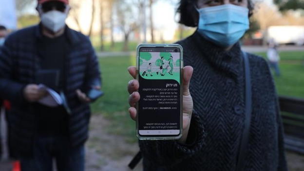Covid-19, Ue pensa di introdurre pass vaccinale elettronico con Qr code: servirà anche per viaggiare