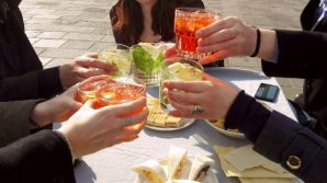 Positiva al Covid viola la quarantena per andare a fare un aperitivo: riconosciuta e denunciata