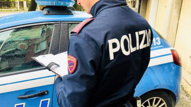 Brindisi, cortile di un condominio usato da giovanissimi per alcol e droga: parte un esposto