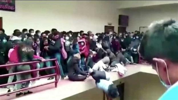 Cede una balaustra all’Università durante un’assemblea: morti sul colpo sette studenti