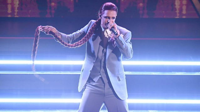 Sanremo 2021, Achille Lauro omaggia Mina con una lunga treccia rossa: arriva il twist con la coppia Barra-Santamaria