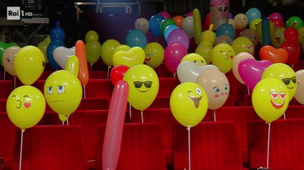 Sanremo e il pubblico a sorpresa: una distesa di palloncini di cui uno "particolare"
