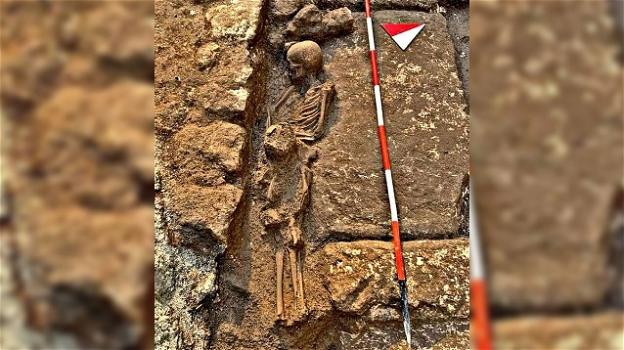 Straordinaria scoperta archeologica a Mesagne: scheletro medievale trovato durante lavori Aqp