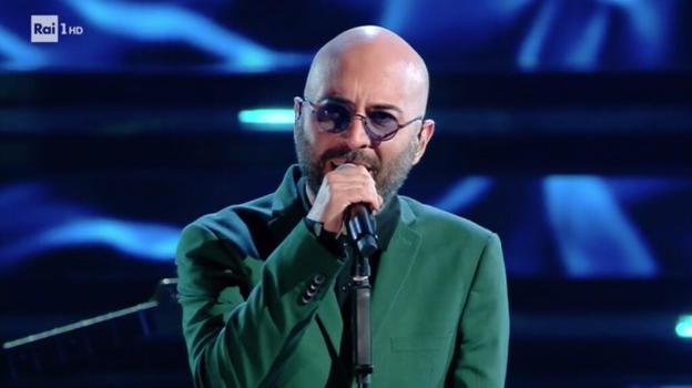 Sanremo 2021, i Negramaro aprono la terza serata con un prezioso omaggio a Dalla: "Buon Compleanno Lucio"