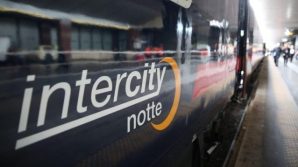 Neonato viene alla luce sul treno Torino-Lecce, la capotreno: