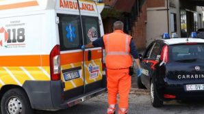 Reggio Emilia, entra in mutande in un negozio e pretende di essere vestito
